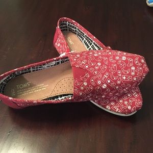 NWOT 9.5 TOMS Game Over shoes. Burgandy and white